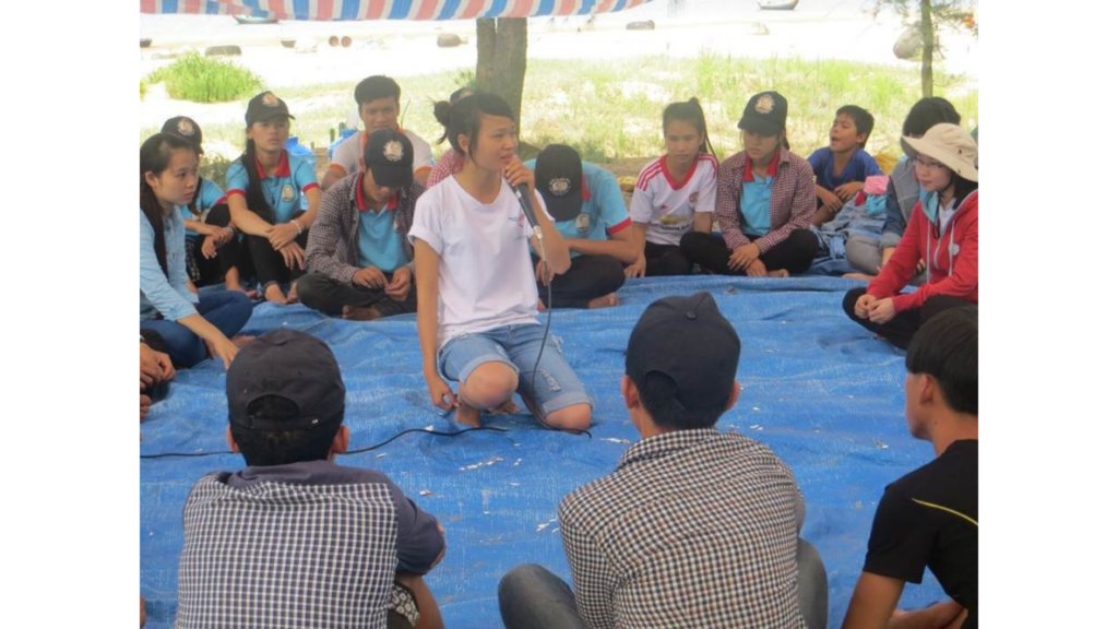 Chị Lạc Quan, người thành lập Ước Mơ Việt, chia sẻ với các Học bổng viên